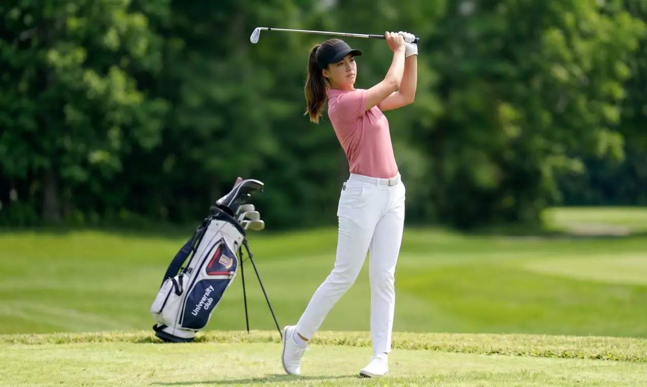 Wanita mengenakan Polo Golf Polypus